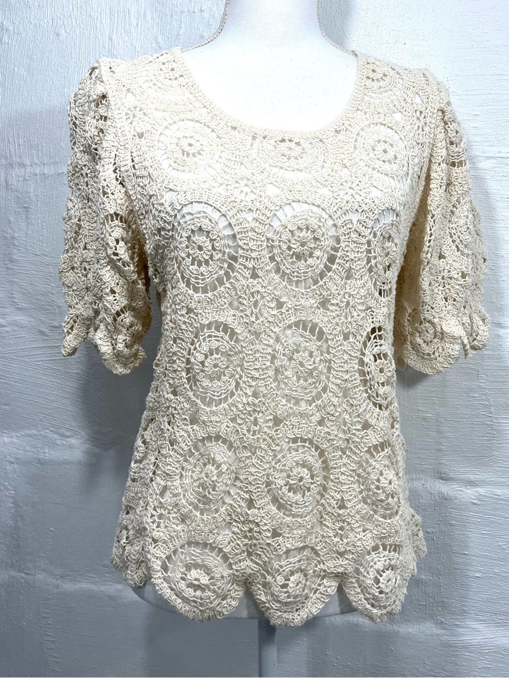 SOLITAIRE CROCHETED SHORT SLEEVE TOP
